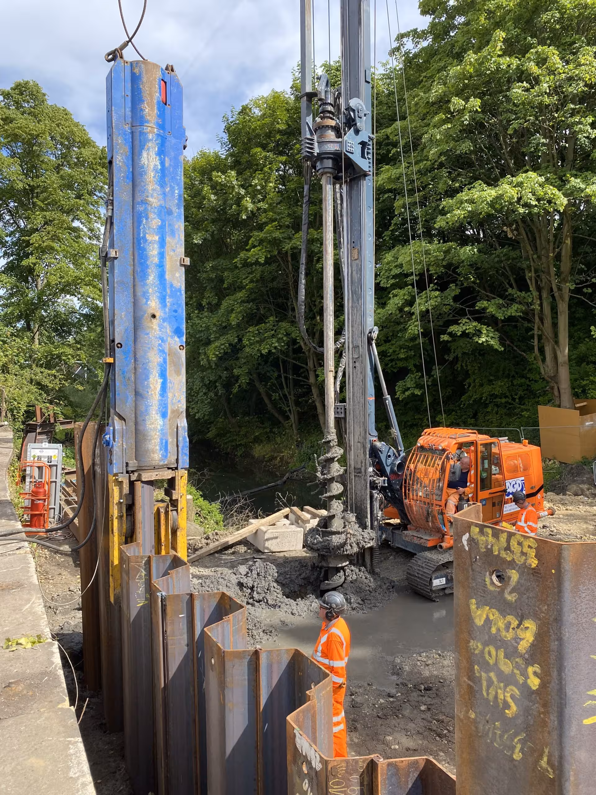 Pre-augering equipment preparing the ground for sheet pile installation